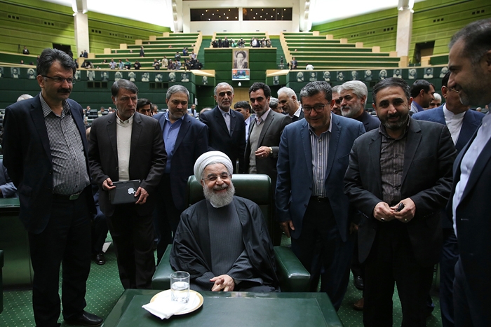 دو فساد بزرگی که روحانی در صحن علنی مجلس منکر آن شد / واکاوی فساد 8000 میلیارد تومانی صندوق ذخیره فرهنگیان 7 هزار میلیارد تومان معوقات بانك سرمایه است كه قابل وصول نیست. یك نفر فقط هشتصد میلیارد تومان از این پول را گرفته است. یك نفر دیگر 3900 میلیارد تومان از این پول را گرفته و پس نمیدهد. و جالب اینجاست كه در نهایت با زمینی كه بیارزش بوده است بدهی خود را تهاتر كرده است.