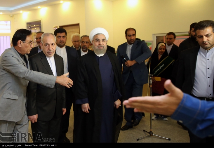 سخنگوی فراکسیون مبارزه با مفاسد اقتصادی مجلس درباره جزئیات تخلف صورت گرفته یکی از اشخاص در صندوق ذخیره فرهنگیان، عنوان کرد: یکی از افرادی که در این تخلف سهم بسزایی داشته است آمده و بدون تسلیم وثیقه و با ازائه سه فقره چک بانکی 800 میلیارد تومن وام گرفته است، به چه کسی با ارائه سه فقره چک وام می دهند آن هم نه یک یا دو میلیون بلکه 800 میلیارد تومان، آن هم هنوز اقساط آن پرداخت نشده است و بدهی به صندوق دارد.