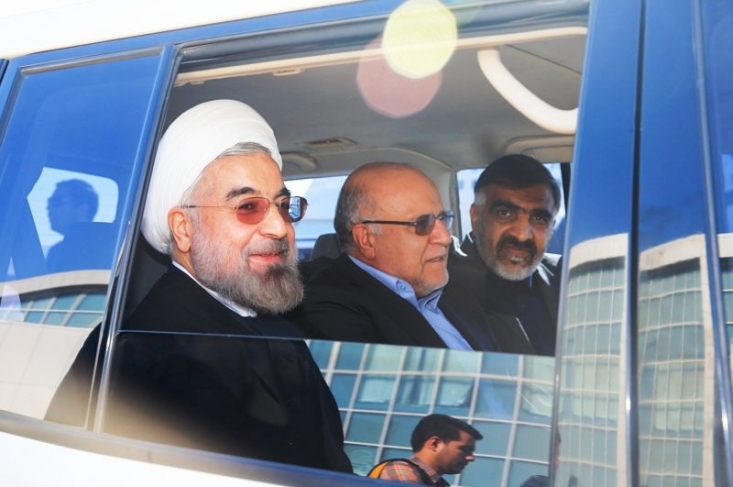 فشار اقتصادی بر مردم با ادعای دروغ اداره کشور با نفت ۳۰ دلاری / آمارهای واقعی از درآمدهای دولت روحانی چقدر است؟ + جدول دولت نه تنها با وجود تنگنای اقتصادی ادعایی، به صرفه جویی روی نیاورده بلکه هزینه های خود را افزایش داده است و البته با رویکرد لیبرالی خود در عرصه اقتصاد، بستر را برای شکل گیری فساد فراهم کرده است که بخشی خروجی منتشر شده آن حقوق های نجومی مدیران و اختلاس های 8 هزار میلیاردی در صندوق ذخیره فرهنگیان و 1700 میلیارد تومانی در بانک ملی و ملت بود.