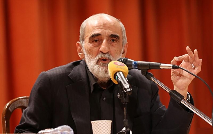 برجام به عنوان یک فاجعه در مدارس تدریس شود/ اسلامی که به پرخوری مرفهان بیدرد در کنار فقر محرومان تن دهد، اسلام نیست/ آمریکا حتی توان پرداخت 20 هزار میلیارد دلار بدهیاش را ندارد شریعتمداری عنوان کرد: وقتی تیم مذاکره را میفرستیم و در همان حال میگوییم خزانه خالی است، حریف معنی دیگری استنباط میکند، وقتی میگوییم آنها با یک بمب میتوانند تمام تجهیزات ما را از بین ببرند، یا وقتی میگوییم اگر توافق نشود تندروها میآیند، نتیجه این میشود که ارزیابی غرب از وضعیت دولت ایران مانند تعامل با فروشنده بدهکار و مشتاقی میشود که خود را ناگزیر از فروش حقوق ملی میداند.