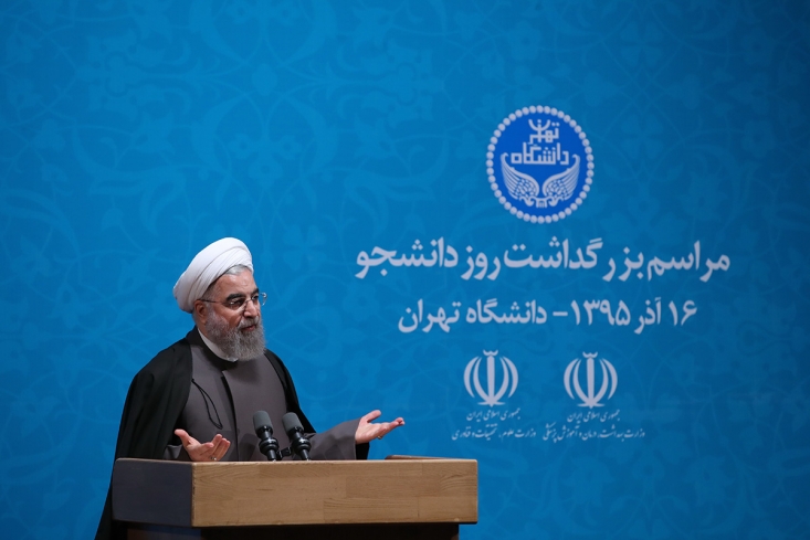 آقای روحانی لطفا طفره نروید! مسئول این خسارت محض شما و تیم مذاکره کننده هستید/ رهبر معظم انقلاب: در جزئیات مذاکرات دخالت نکردهام ،بازهم نمیکنم لذا پر واضح است که مسئولیت تصنعی شدن صنعت هستهای کشور در قبال آنچه که رئیس بانک مرکزی روحانی "تقریباً هیچ" میخواندش، تنها و تنها بر عهده رئیس جمهور و تیم مذاکره کنندهای هستهای است؛ چرا که با " قراردادن تخممرغهای خود در سبد جلب اعتماد دشمن" خسارت محضی آفریدند.