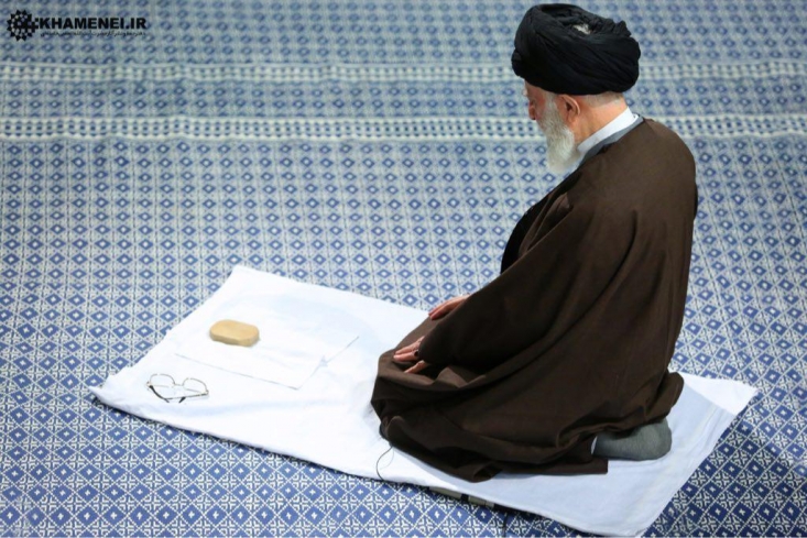 رهبرانقلاب: همه همّت گماریم که نماز را در جایگاه شایستهی خود بشناسانیم/باید اعتراف کنیم که حق این فریضهی الهی ادا نشده است باید اعتراف کنیم که حق این فریضهی الهی که درمان دردهای عمدهی فردی و اجتماعی ما است ادا نشده است. ما مسئولان، ما سخنوران و سخنگویان، ما سررشتهداران امور کشور، ما روحانیان و متولیان تبلیغ و تعلیم دین، و ما همهی آحاد و همهی قشرهای مردم، همه و همه در مسئولیت اقامه نماز شریکیم.