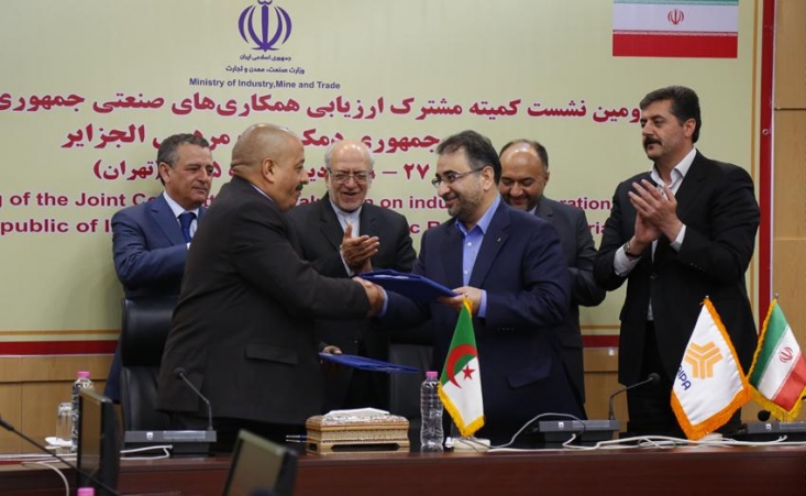 شراکت همزمان پژو با ایران خودرو و سایپا «غیرقانونی» است/ چرا دولت اصرار دارد چشم خود را برابر قانون شکنی ببندد؟ مطابق با بند ۱ و ۶ ماده ۴۴ از فصل نهم اصل ۴۴ قانون اساسی، هر گونه قراردادی که منجر به "مشخص کردن قیمتها و نحوه تعیین آن در بازار به طور مستقیم و غیر مستقیم گردد" و موجب " تقسیم یا تسهیم بازار کالا یا خدمات بین دو یا چند شخص گردد"ممنوع است