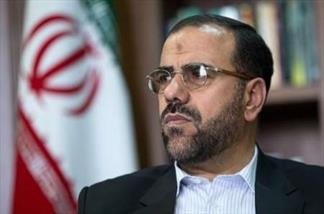 مردم با سردادن شعار علیه حقوقهای نجومی و تعطیلی کارخانجات و بیکاری به امیری اعتراض کردند که بی اعتنایی معاون روحانی به شعارها و ادامه سخنرانی با حالت فریاد برای غلبه بر بلندی شعارها باعث شد اشیایی به سمت او پرتاب شده و سخترانی نیمه تمام بماند. 