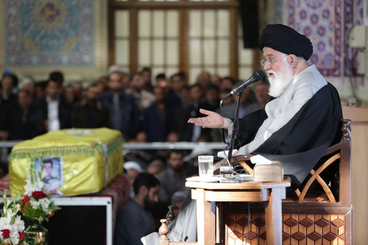 مجازات حرکتهای ضدانقلابی که باعث ریخته شدن خون انسانها شد، اعدام است/ مراقب باشید تا عناصر زاویهدار با رهبری را به عرصه خواص وارد نکنید کسانی که در بیش از ۱۷ بیانیه حرکتهای علیه نظام و انقلاب را تأیید کردند و در موارد متعدد تجاهر به فسق نمودند و مسؤولیت راهپیماییهایی را دارند که خون مردم در آنها ریخته شده، در هر دادگاهی محاکمه شوند حکمشان اعدام است.