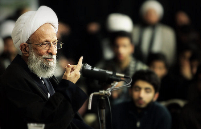 امام بر روی انقلابی بودن تکیه داشت و فرهنگ و باورهای مردم را تغییر داد/ «تحریف فکر امام» و «نادیده گرفتن مسئولیتهای اجتماعی» خطرهایی است که انقلاب را تهدید میکند کسانی که بعد شخصیتی آنها راحت طلب و لذتگرا است برداشتشان از این آیه این است که هیچکس مسئولیت اجتماعی ندارد و نباید به کار دیگران کار داشت؛ این تفسیر نادرست سوابق طولانی دارد و کسانی که براساس این تفسیر غلط منحرف شدهاند و فرقههای خاصی را درست کردهاند، از مسئولیت اجتماعی کنار رفتهاند و دلیلشان هم این بوده که قرآن گفته است که به فکر خود باشید در حالی که منظور آیه قرآن این است که اشتغال به دیگران شما را از خود غافل نکند.