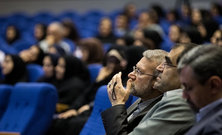 باز هم با مدیریت علی لاریجانی بدون شنیده شدن صدای مخالفان یک طرح کلان کشوری تصویب شد/ وقتی بیمه ها به نفع پزشکان و به ضرر مردم زیر نظر وزارت بهداشت میرود این طرح که منجر به انتقال سازمان بیمه به وزارت بهداشت شد در جلسه ای به تصویب رسید که علی لاریجانی اجازه صحبت کردن به نمایندگان مخالف را نداد و باعث شد نمایندگان بدون کار کارشناسی بر روی این موضوع مهم و بدون آشنایی با پیامدهای آن به این طرح رای بدهند.