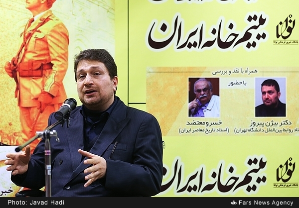 با دقت در کتاب ماجرا‌های دانسترویل فورس می‌بینیم که بانک شاهی که در آن زمان به منزله بانک مرکزی ایران بود به عنوان عامل اصلی انگلستان منابع نامحدود مالی در اختیار خرید‌های ارتش انگلستان قرار می‌داد. مضافاً این که هم بانک شاهی هم میسیونر‌ها و هم خود نیرو‌های دانسترویل بین گرسنگان کوپن‌های غذایی توزیع می‌کردند که افراد به ازای آنها باید با پای برهنه برای عبور تجهیزات زرهی ارتش انگلستان جاده سازی می‌کردند