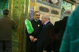 
یکی از خدام با سابقه آستان قدس رضوی گفت: برادر و دستیار ویژه رئیس جمهور حکم خادمی خود در حرم امام رضا (ع) را بیش از ۱۰ سال پیش دریافت کرده است.