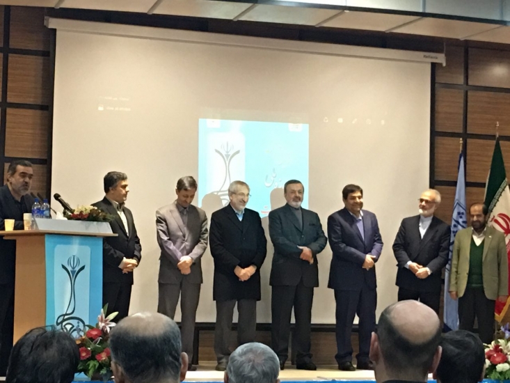 پیشگامان اقتصاد مقاومتی معرفی شدند اولین دوره ی جایزه تعالی و پیشرفت با حضور مدیران و روسای نهادهای اقتصادی- اجتماعی با هدف پیوند صنعت و دانشگاه برگزار شد. در این مراسم که طی امروز یکشنبه در دانشگاه مدیریت دانشگاه شهیدبهشتی برگزار شد به شرکتهای برگزیده از ستاد اجرایی فرمان حضرت امام (ره)، بنیاد مستضعفان، بنیاد مسکن، کمیته امداد و سازمان اقتصادی کوثر گواهی تعهد به تعالی و تقدیرنامه تعالی اهدا گردید.