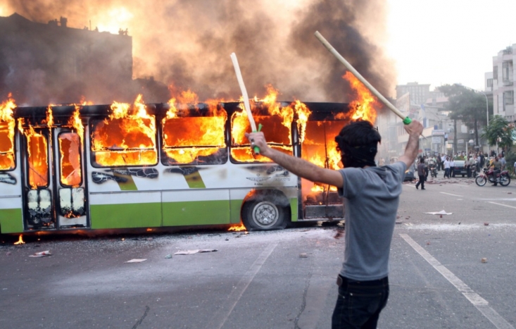 با نگاهي دقيق‌تر به محتواي اظهارات اصحاب فتنه مشخص مي‌شود که هدف اصلي فتنه سال 88، نه ابطال انتخابات و نشانه‌روي احمدي‌نژاد که ابطال اصل ولايت فقيه و نشانه‌روي رهبر معظم انقلاب بود؛ هدفي که در شعارهاي «مرگ بر اصل ولايت فقيه» نيز از زبان اغتشاشگران جنبش سبز شنيده مي‌شد. موارد زير تنها مشتي از خروارها و اندکي از بسيارها اسناد و شواهد فتنه‌گران در راستاي نابودي وديعه امام خميني(ره) است. پيشاپيش از انتشار عبارات توهين‌آميز و الفاظ رکيک به کار رفته عليه رهبر معظم انقلاب عذرخواهي مي‌شود.