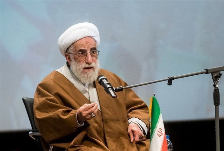 معیشت و بیکاری دردهایی است که باید برای درمانش اقدامی کنیم/ ما باید فتنهگران سال 88 را بشناسیم و آنها را نفوذی در نظام تلقی کنیم/ رئیس جمهور اگر به اقتصاد مقاومتی عمل نکرده عذرخواهی کند وی با تأکید بر اینکه موضوع دشمنی آمریکا را نباید ساده گرفت، گفت: مبادا عدهای در کشور باشد که طرح دوستی با آمریکا بریزد همه بدانند ما ضعیف نیستیم، نباید اظهار ضعف کنیم چراکه مملکت امکانات، نیروی انسانی بالا و معادن زیرزمینی فراوانی در اختیار دارد که اگر از این ظرفیتها استفاده شود میتوانیم بر روی پای خود بایستیم.