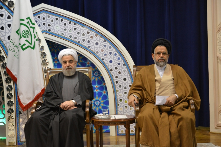 این اظهارات در حالی بیان می شود که در آستانه انتخابات مجلس دهم و خبرگان رهبری، حسن روحانی در اعتراض به رد صلاحیت برخی از داوطلبان، در کنایه به شورای نگهبان و  در تناقض با نگرش خود در انتخاب وزیر اطلاعات بر اهمیت تخصص کاندیداها تاکید کرد، تا آنجا که تخصص کاندیدها را مهمتر از تعهد آنها دانست.