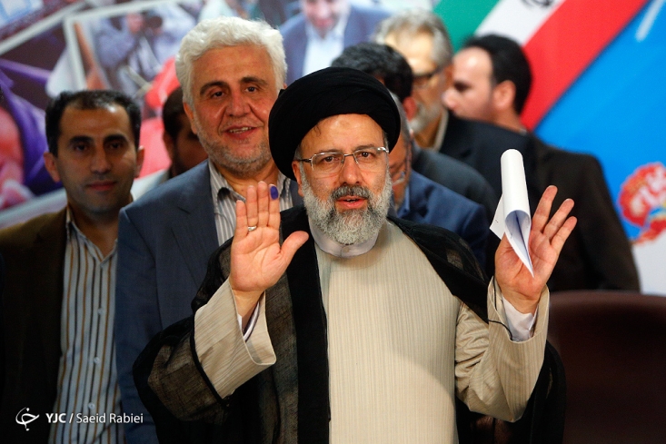 سید ابراهیم رئیسی با حضور در وزارت کشور نامزد دوازدهمین دوره انتخابات ریاست جمهوری شد. 

