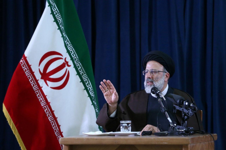 یک ریال «حق تولیت» نمیگیرم/ من نیامدهام که بروم، بلکه آمدهام که بمانم و موفق شوم/ نظام بانکی کشور باید متحول شود و ما امکان تحول را داریم/ اجازه نمیدهم فساد در هیچ کجا لانه کند ما میخواهیم که ملت را از این وضع نجات دهیم و قابل نجات دادن است، برنامه ما، برنامه نجات اقتصاد و مدیریت کشور است و این شعار نبوده و امکانپذیر است، اگر پیشرفتهای هوافضا، نانو و موشکی نبود، ما ناامید میشدیم اما امروز اعلام میکنیم که ما میتوانیم.