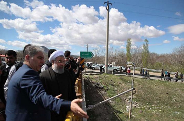 رئیس جمهور باز هم دیر رسید!/ سفر به خوزستان دوهفته بعد از بحران ریزگردها؛ سفر به آذربایجان 5 روز بعد از سیل پرخسارت/ مقام معظم رهبری: مسئولین تاخیر و سستی نکنند درست یک روز بعد از اینکه رهبر معظم انقلاب در پیام خود به مسئولین تاکید کردند که در ادای وظیفه خدمت رسانی به مردم سیل زده «هیچ تأخیر و سستی» انجام نشود حسن روحانی و تیم همراه خود به سفری غیر ضروری و نمایشی به عسلویه اقدام کردند و همت خود را صرف افتتاح چندباره پروژه های گذشته کردند.