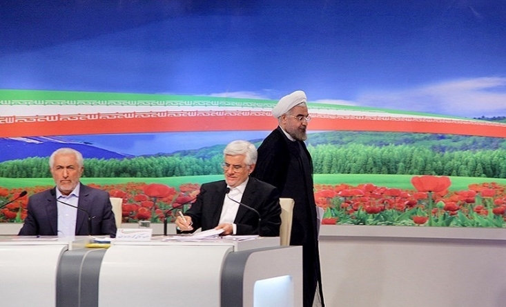 در شرایطی که کمتر از یک ماه تا آغاز مبارزات انتخاباتی باقی مانده است، کمیسیون بررسی تبلیغات ریاست جمهوری در وزارت کشور با پخش زنده مناظره ها مخالفت کرد تا گامی دیگر برای حمایت از روحانی در انتخابات برداشته شود. 