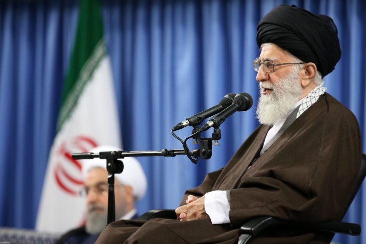 رهبر انقلاب در پایان سخنانشان از نامزدهای انتخابات خواستند در تبلیغات و برنامه هایشان به مردم یک قول دهند: قول بدهند که برای پیشرفت کشور، توسعه اقتصادی و باز کردن گره ها، به بیرون از مرزها، نگاه نخواهند کرد بلکه به توانایی های ملت و ظرفیتهای کشور چشم می دوزند.