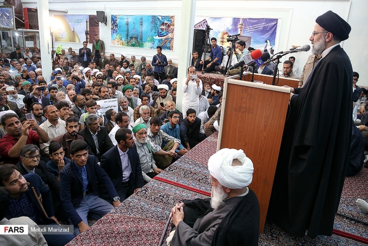 سیل با شکوه مردم خراسان جنوبی در استقبال از خادم الرضا+فیلم/ سید ابراهیم رئیسی: باید یارانه دو دهک پایین را 3 برابر کرد/ با ایجاد مسکن کرامت میتوان مشکل بیکاری را از بین برد/ در شش ماه اول در رابطه با ساختارهای فساد به مردم گزارش میدهم کاندیدای دوازدهمین دوره انتخابات ریاست جمهوری با تأکید بر اینکه معتقدم با همین امکانات کشور میتوان بسیاری از گرهها را باز کرد، اظهار داشت: دولت کار و کرامت، خود باید اهل کار باشد چون مردم از وعده و شعار خستهاند و همه چیز باید در میدان عمل اتفاق بیفتد.