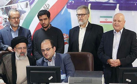 البته در این دولت میزان صادرات نفت پایین آمده است، اما دو نکته را باید توجه کنیم یکی نرخ تبدیل ارز است که طبق گزارش دیوان محاسبات، متوسط نرخ تبدیل ارز در دولت قبل هزار و پنج تومان بوده، اما در این دولت بالای سه هزار تومان است. به همین دلیل است که علیرغم اینکه حجم صادرات نفت پایین آمده ولی میزان ریالی نفت در بودجه همیشه افزایشی بوده است، یعنی میزان وابستگی ما به نفت کمتر نشده است. در ضمن نکته دیگر این است که صادرات نفت خام کم شده اما صادرات میعانات گازی افزایش یافته است.>>