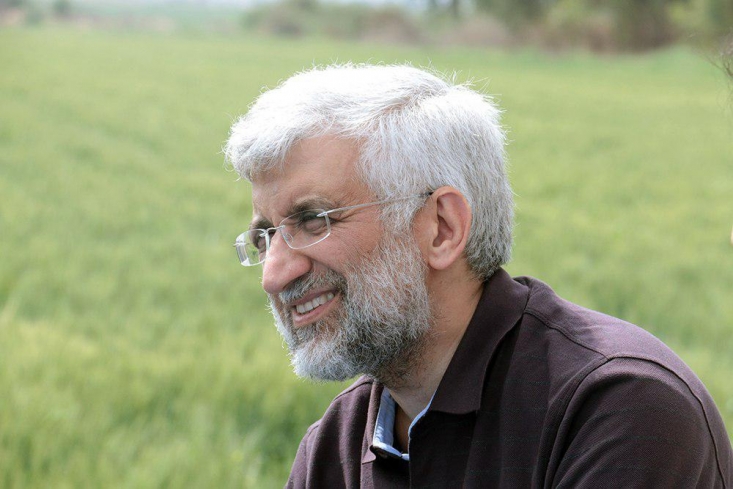 سعید جلیلی کاندیدای انتخابات 96 نشد اما حجم اخباری که روزانه از او منتشر می شود؛ از برخی کاندیداهای فعلی بیشتر است و این یک علت بیشتر ندارد؛ او همانطور که در 4 سال گذشته شهر به شهر و دانشگاه به دانشگاه برای اثبات گفتمان انقلاب سفر کرد، این روزها هم که خودش در میدان انتخابات نیست این کار را با قوت بیشتر ادامه می دهد زیرا اساسا نگاهش به مساله فراتر از شخص خودش و یا صرفا انتخابات است.