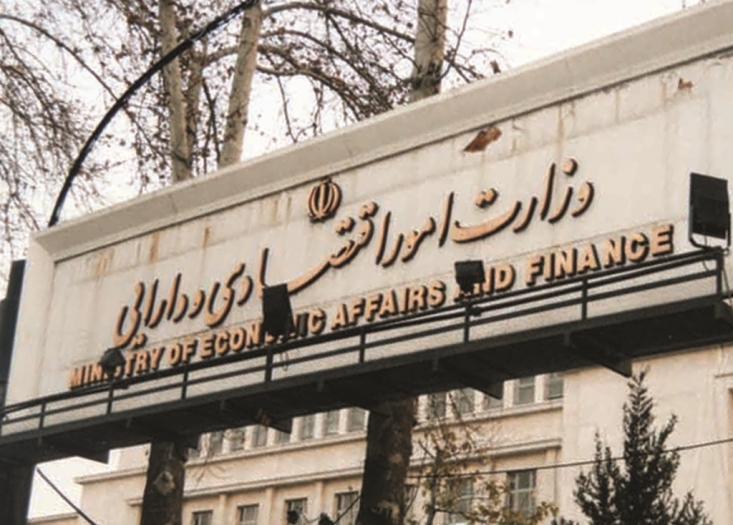 وزیر اقتصاد تنها کسی از دولت نبوده است که به باقی ماندن تحریمها اذعان کرد/ فرایند دریافت پول نفت و استفاده از آن را در مقابل چشم رسانهها توضیح دهید/ مردم ایران باید بدانند که آیا پول نفت فروخته شده وارد زندگی آنها میشود یا خیر؟ رئیسی پیشنهاد سادهای برای راستیآزمایی ادعای دولت روحانی مطرح کردند. بانک مرکزی میتواند به سادگی فرایند دریافت پول نفت و استفاده از آن را در مقابل چشم رسانهها توضیح دهد تا شبهات مطرح پاسخ داده شوند. مردم ایران باید بدانند که آیا پول نفت فروخته شده وارد زندگی آنها میشود یا خیر؟