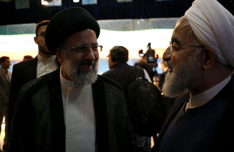 رییسی چگونه مانع از "رقیب هراسی" دولت شد؟/تلاش ناکام دولت برای دوگانه سازی های کاذب/چرخش فلش پاسخگویی از گذشته به آینده نفی بازگشت به گذشته بعنوان آنچه که دولت سعی بر القای آن را دارد و نفی موازی وضع ایستا موجود که جز ناسزاگویی به گذشته حاصلی ندارد و در کنار آنها به میان کشیدن راه کار برای اصلاح وضع آینده و پیشرو مردم،روحانی را بیش از پیش از امتیاز نقد گذشته برای فرار از پاسخگویی حال محروم کرد.