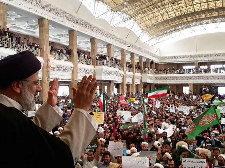 امروز رئیسی اول به گلستان بعد به مازندران و سپس به گیلان خواهد رفت. از همین آغاز دارد پُرکاری‎اش را به رخ می‎کشد. اگر رئیس‎جمهور هم این‎قدر پُرکار بود، الان وضعیت مملکت این نبود و نیاز هم نداشت این‎قدر موقع انتخابات دست و پا بزند. 