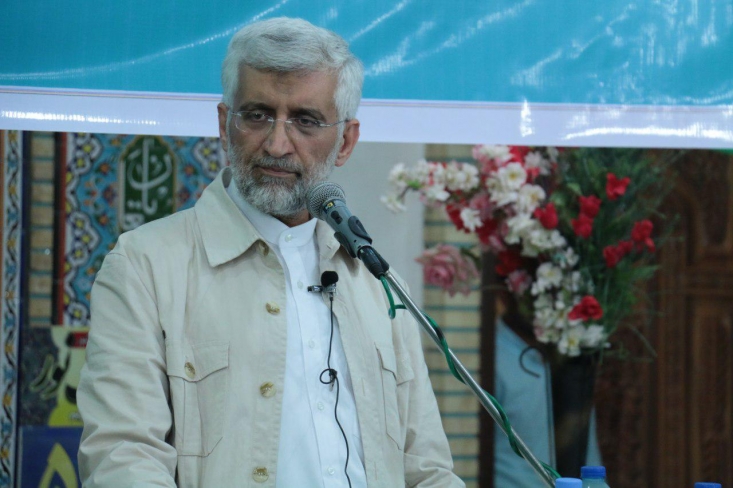اگر وضع موجود بد است نتیجه انتخاب خود ماست، با تجربه از 4 سال گذشته درست انتخاب کنیم/ میگویند هر کسی در هفته یک ساعت کار کند شاغل است! میخواهد نمایش بازی کنید یا مشکل مردم را حل کنید؟ در این چهار سال در کدام عرصه موفق بودید؟ در بحث نفت و گاز که مزیت کشور است چه دستاوردی داشتید؟ امروز کار به جایی رسیده که با قیمت کمتر، نفت بیشتری میفروشید اما چون نمیتوانید پولش را وارد کشور کنید به جایش کالای خارجی وارد میکنید که موجب تضعیف تولید ملی و اشتغال شده است.