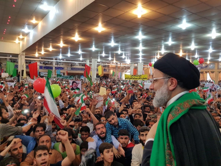 رئیسی: برای نشنیدن حرف مردم، میگویید با اتوبوس آمدند/میخواهید دیپلماسی را نوع دیگری تعریف کنید/روابط شما با ۱۵ کشور همسایه چگونه است؟/میتوان بهترین روابط را با کشورهای خلیج فارس داشت/این مردم میتوانند انگلیس را پشیمان کنند پس از استقبال شگفتانگیز دیروز مردم اصفهان که به نوعی میتوان کار را تمام کرد و پرده از نتایج انتخابات برداشت، حامیان روحانی در یأس فراگیری فرو رفتهاند. روحانی تنها رئیسجمهوری خواهد بود که دولتش تک دورهاش خواهد شد و این اگر چه برای رئیسجمهوری که در دور اول هم لب مرزی رأی آورده ممکن است طبیعی به نظر برسد اما به عنوان رئیسجمهور مستقر این شکست نشان و نمادی از قضاوت روشن مردم نسبت به عملکرد و وعدههای دولت تدبیر و امید تلقی خواهد شد.