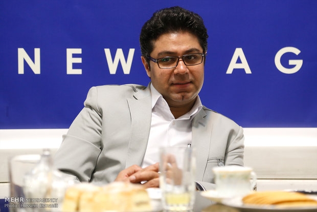 روحانی هنرمندان را در مسیر خود قربانی میکند، این هم سندش/ حجت اشرف زاده: «از دوستان خودمان در ستاد روحانی رکب خوردم!» + صوت در ادامه استفاده از روش های مختلف غیر اخلاقی برای گرفتن رأی مردم این بار ستاد روحانی حجت اشرف زاده خواننده ای را که برای ستاد وی ترانه اختصاصی خوانده بود را درون یک بازی کثیف انداخت.