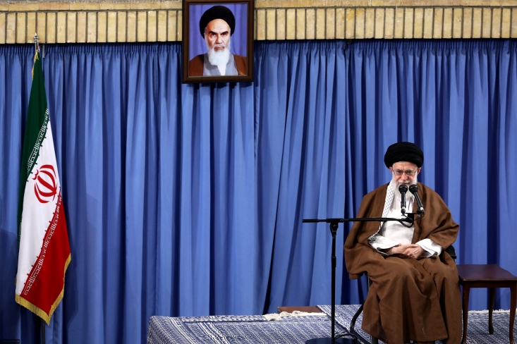 برخی با استفاده از فضای آزاد جمهوری اسلامی، آزادی را نفی میکنند این ناشکری است/ در یک منطقه ناامن، جمهوری اسلامی با آرامش مشغول تدارک انتخابات است/ تأکید میکنم مراقبت شود که امانت آراء مردم حفظ شود رهبر انقلاب اسلامی با تأکید بر اینکه فضای آزادی، فضای تأثیرگذار بودن رأی مردم و محیط امن و آرام کنونی، مرهون نظام جمهوری اسلامی است، افزودند: اگرچه برخی از این فضای آزادی استفاده ولی آن را نفی و ناسپاسی میکنند، اما اینکه ملت ایران با آزادی کامل در انتخابات شرکت میکنند و رأی و تصمیم آنها در انتخابات بالاترین مسئول اجرایی کشور و همچنین مدیران شهری تأثیرگذار است، موضوع بسیار با ارزشی است که باید قدردان آن باشیم.