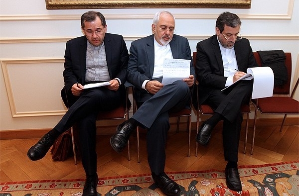 چرا دولت روحانی قدرت نقد کردن چک برجام را ندارد؟!/ ظریف: تقریبا هیچ معاهدهای را در دنیا پیدا نخواهید کرد که همه طرفها، مفاد آن را اجرا کرده باشند!/وقتی اکتفا کردن به فشار ایمیلی و پیام توئیتری،تحریم ها را افزایش داد عقب نشینی دولت روحانی در این موضوع، یک درس بزرگ برای شناخت سیاست خارجی دولت یازدهم داشت و آن اینکه دولتی که نتواند به امتناع دولت آمریکا از صدور ویزا برای نماینده رسمی اش در سازمان ملل اعتراض جدی کند، چگونه می تواند به توسعه همین رفتار غیرقانونی و گستاخانه-تحریم های ضد ایرانی- علیه شهروندان عادی خویش معترض باشد؟!