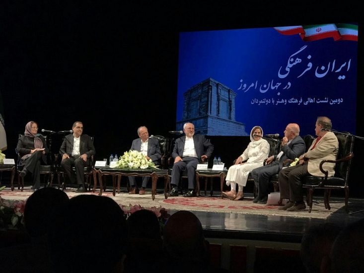 ستاد انتخابات کشور یا ستاد تبلیغات روحانی؛ مساله این است!/ آقایان! حقوقی که از وزارت کشور میگیرید و از یک نامزد حمایت میکنید، قطعا حرام است شانتاژعجیب و غریب رئیس ستاد انتخابات کشور برای حسن روحانی در حالی مطرح می شود که طبق ماده 73 قانون انتخابات مقامات اجرائي و نظارت انتخابات حق تبليغ له يا عليه هيچ یک از داوطلبان انتخاباتي را نخواهند داشت و تخلف از اين قانون جرم محسوب ميشود؛ علاوه بر آنکه مقام معظم رهبری در تبیین ابعاد رعایت حق الناس در انتخابات اندک تخلف مسئولان انتخاباتی را خیانت در امانت برشمرده اند؛ حال آنکه اظهارات جانبدارانه رئیس ستاد انتخابات کشوراین حریم را آشکارا نقض کرده است.