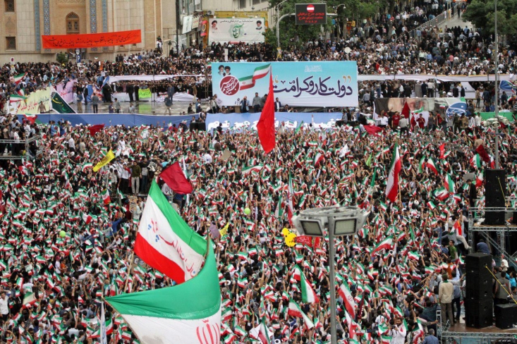 سید ابراهیم رئیسی پس از دو ساعت استقبال پرشور مشهدی ها وارد میدان شهدا شد/ 120 هزار نفر آمدند؛ شهرآورد مشهد هم به نفع رئیسی/ شعار مردم: رئیسی رئیسی ٢٩ ام رئیسی سخنگوی ستاد رئیسی گفت: محدوده برگزاری مراسم امروز در میدان شهدای مشهد آماده سازی و محصور شده و مطابق قانون برگزاری مراسم در فضای محصور قانونی و مجاز است.