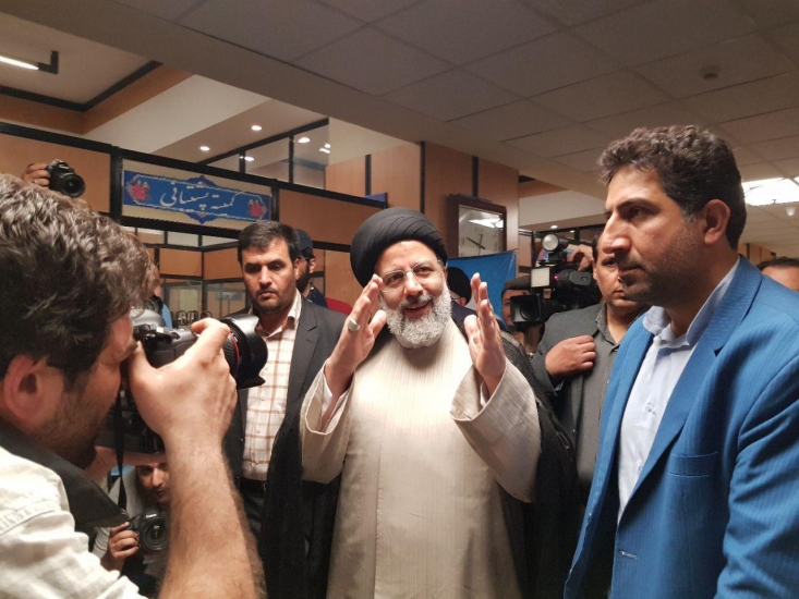 «رئیسی» وارد وزارت کشور شد/ رئیسی: شهرت بنده را در حوزه های رای گیری اعلام نکردند نامزد انتخابات ریاست جمهوری گفت: علی القاعده ممکن است عده ای با نام شناسنامه ای من آشنا نباشند لذا عنوان مشهور بسیار مهم است.