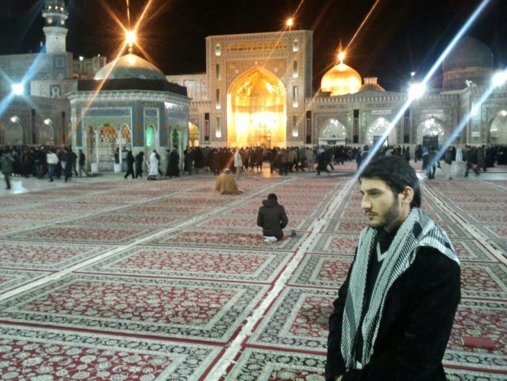 مادر شهید: با کت و شلوار به سوریه رفت، به من گفته بود به سیستان می رود/ موقع خداحافظی برگشت و گفت اینقدر به من نگاه نکن!/ متن وصیتنامه شهید من از چند روز قبل دلم خیلی بیقرار بود. متأسفانه خبر در محل ما پیچیده بود و هر کسی چیزی میگفت. بعضی میگفتند حتی بدنش تکهتکه شده است. یک هفته حدوداً طول کشید تا جنازه برگشت و در طول این هفته تمام محل ما عزاداری میکرد. گفته بودند اگر آمبولانس برای برگرداندن جنازه بفرستیم ممکن است آمبولانس را هم بزنند و ما شهید بیشتری بدهیم که ما گفتیم راضی به این کار نیستیم. هر وقت جنازه آمد، آمد.