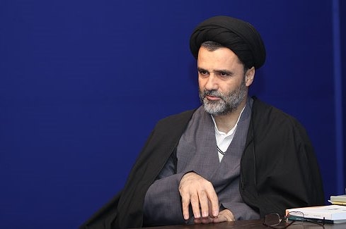 متاسفانه لازمه کلام فوق این است که اگر دادگاهی در کشور غربی ظالم، سردار عزیز حاج قاسم سلیمانی را محکوم به دفاع از تروریست ها کند-چنانکه به همین علت در قطعنامه لازم الاجرای 2231 برای تمام کشورهای جهان- مورد تحریم باقی مانده است- ایران موظف شده است که همکاری با دادگاه آن کشور خارجی کرده و سردار عزیز را مورد پیگرد خارجی قرار دهد و در صورت درخواست آن کشور، ایشان را به دادگاه خارجی تحویل و یا حداقل در داخل کشور او را محاکمه نماید.!