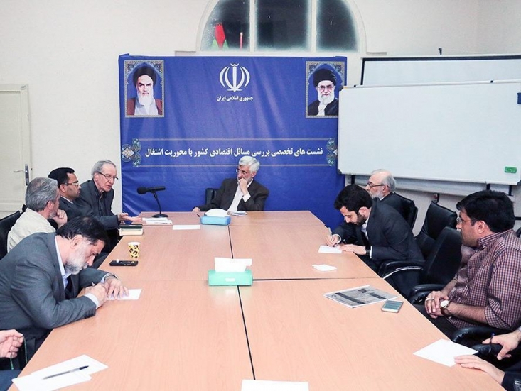 محورهای عملکرد اجتماعی 4 ساله جلیلی، کلید فهم درست مفهوم «دولت سایه»/ مواردی که باید در «دولت سایه» تقویت شوند برای فهم مفهوم دولت سایه که آقای جلیلی به دنبال ایجاد آن است، به سابقه و عملکرد ایشان در ۴ سال گذشته رجوع شود. آنچه که جلیلی در ۴ سال گذشته انجام داده است برخاسته از نظام فکری وی بوده و مطمئنا هر آنچه که در آینده از ایشان دیده شود نیز برآمده از آن خواهد بود و لذا بررسی گذشته میتواند راهگشایی برای شناخت آینده باشد.