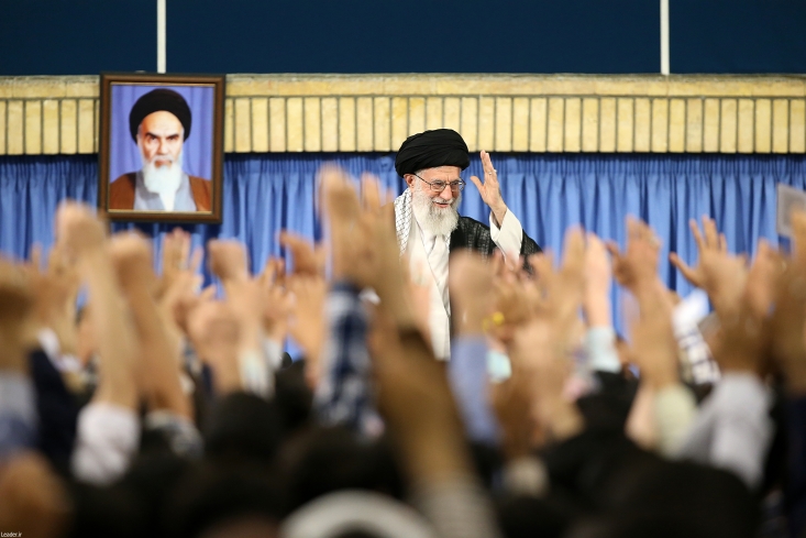 حوادث تروریستی تهران کوچکتر از آن است که بر اراده ملت تاثیر بگذارد/ چرا باید چند نفر در یونسکو یا سازمان ملل، نظام آموزشی ما را بنویسند؟/ متأسفانه برخیها به تضعیف روحیه حزب اللهی در دانشگاهها کمک می کنند رهبر انقلاب اسلامی مسئله «استقلال» را بسیار مهم، و موضوع سند ۲۰۳۰ را در همین چارچوب قابل ارزیابی دانستند و خاطرنشان کردند: برخی میگویند ما در این خصوص تحفظ دادهایم و گفتهایم فلان بخش آن را قبول نداریم، در حالیکه حتی اگر هیچ مورد واضحِ خلاف اسلام در آن وجود نداشت، باز هم نظام آموزشی نباید در بیرون از کشور نوشته شود، حال آنکه موارد خلاف اسلام نیز در آن سند وجود دارد و برداشت افرادی که خیال میکنند، ما در این موضوع گزارشهای درستی نگرفتهایم، برداشت درستی نیست.