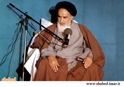 ماهیت و ابعاد نزول قرآن در شب قدر برای امثال ما تا ابد در ابهام است / بعضى گفتهاند به واسطه آن که از کثرت ملائکه زمین تنگ شود، آن را قدر گویند «در وجه تسمیه «لیله القدر» علماء اختلافاتى کردند، بعضى بر آنند که چون صاحب شرف و منزلت است، و قرآنِ صاحبِ قدر به توسّطِ ملکِ صاحبِ قدر بر رسولِ صاحبِ قدر براى امّتِ صاحب قدر وارد شده است، لیله القدرش گویند. بعضى گفتهاند که براى آن «لیلة قدر» به آن گویند که تقدیر امور و آجال و ارزاق مردم در این شب مىشود. بعضى گفتهاند به واسطه آن که از کثرت ملائکه زمین تنگ شود، آن را قدر گویند.» (آداب الصلاه (آداب نماز)، متن، ص 324)