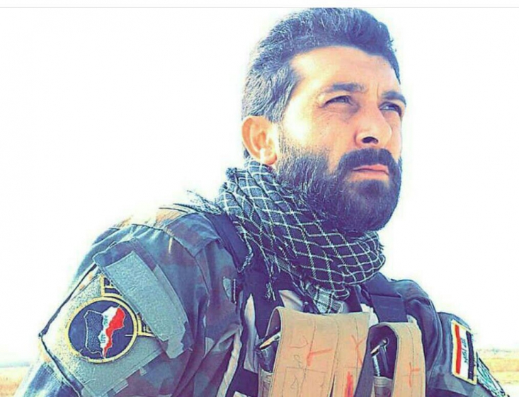 همسر شهید: وحید جهاد را به حضور در مراسم ازدواج خواهرش ترجیح داد/ فرمانده عراقی به او گفته بود: اگر بیست مرد جنگی مثل شما داشتم، مطمئن باشید منتظر حمله داعش نمی ماندم او در عراق به واسطه اقدامات و ابتکاراتش خیلی شناخته شده است. چندین مورد هم هوش و ذکاوت وحید باعث شده بود که نیروهای نفوذی داعش در بین رزمندگان شناسایی و دستگیر شوند. دو روز مانده تا عاشورا سال 94 همرزمانش به وحید می گویند: «بیایید تا شروع عملیات به زیارت امام حسین (ع) برویم و برگردیم.» وحید قبول نمی کند و می گوید: «امروز کربلا همین جاست و من جای دیگری نمی روم.»