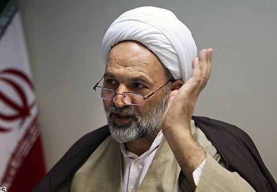 آقای روحانی! فرمان پيامبر(ص)در غدير مبنی بر «من کنت مولاه فهذا علی مولاه» چگونه توجيه می کنيد؟ /توصيه می کنم اگر فرصتی داشتيد چند صفحه ای از کتاب ارزشمند« الغدير مرحوم علامه امينی» ورق بزنيد شما که علی عليه السلام را طرفدار دموکراسی معرفی می کنيد فرمان پيامبر صلی الله عليه و آله در غدير مبنی بر نصب علی عليه السلام به عنوان امام و ولی «من کنت مولاه فهذا علی مولاه» چگونه توجيه می کنيد؟ آيا تصميم پيامبر(ص) بر خلاف دموکراسی دانسته، ايشان را به نوعی استبداد متهم می کنيد؟! توصيه می کنم اگر فرصتی داشتيد چند صفحه ای از کتاب ارزشمند« الغدير مرحوم علامه امينی» ورق بزنيد. آيا می خواهيد پس از گذشت 1400 سال از غديرخم و زحمات امثال مجلسی ها و امينی ها امروز حق را به غاصبان ولايت و امامت بدهيد؟