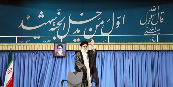 جمهوری اسلامی با اقتدار ایستاده و ملت به دشمنان سیلی خواهد زد/ کسانی که آرزوی تغییر جمهوری اسلامی را داشتند این حسرت را به گور بردند/ اگر مدافعان حرم نبودند باید با دشمنان اهلبیت در شهرهای ایران میجنگیدیم ایشان با اشاره به سخنان اخیر مقامات امریکایی مبنی بر تلاش برای تغییر نظام اسلامی خطاب به آنها گفتند: در طول ۳۸ سال گذشته، چه زمانی بوده که شما نمی خواستید نظام اسلامی را تغییر دهید، اما همواره سرتان به سنگ خورده است و از این پس هم همینگونه خواهد بود.