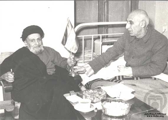 مونتاژ ناقص چند فیلم برای اثبات ادعایی مبهم/ هیچ سند تاریخی مبنی بر بازدید آیت الله کاشانی از خانه مصدق وجود ندارد چندی است فیلم یک دقیقه و 52 ثانیهای از خانة مصدق روز 28 مرداد 1332 که آثاری از هجوم مردم در آن به چشم میخورد بیآنکه شخص یا مؤسسهای مسئولیت آن را پذیرفته باشد در شبکههای اجتماعی پخش میشود.