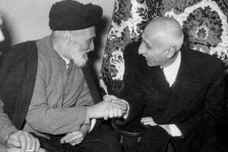 پروژه تحریف انگلیسی-آمریکایی چطور خنثی شد/ دستاویز کودتاگران مدرن به تحلیل غلط و فیلم جعلی/ کاشانی به مصدق هشدار کودتا را داده بود در این موقعیت حساس که سرنوشت کشور در یک ابهام جدی قرار دارد آیتالله کاشانی حرکتی فداکارانه و تاریخساز میکند و در سندی تاریخی به مصدق میگوید: حالا نه مجلسی است و نه تکیهگاهی برای ملت گذاشتهاید. زاهدی را که من با زحمت در مجلس تحت نظر و قابل کنترل نگه داشته بودم با لطائفالحیل خارج کردید و حالا همانطوری که واضح بوده درصدد به اصطلاح کودتا است. اگر واقعاً با دیپلماسی نمیخواهید کنار بروید این نامه من سندی در تاریخ ملت ایران خواهد بود که من شما را با وجود همه بدیهای خصوصیتان نسبت به خودم، از وقوع حتمی یک کودتا بوسیله زاهدی که مطابق با نقشه خود شماست آگاه کردم که فردا جای هیچگونه عذر موجهی نباشد.