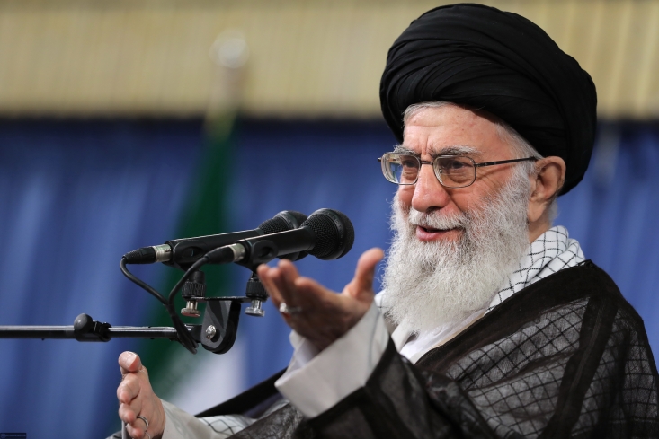 گزارش تصویری و حاشیههای دیدار خانوادههای شهدای مدافع حرم با رهبرمعظم انقلاب در بیست و سومین روز از ماه مبارک رمضان، جمعی از خانوادههای شهدای مرزبانی سپاه، ارتش و نیروی انتظامی به همراه جمعی از خانوادههای شهدای مدافع حرم و وزارت اطلاعات، عصر یکشنبه با حضرت آیتالله خامنهای رهبر انقلاب اسلامی دیدار کردند.