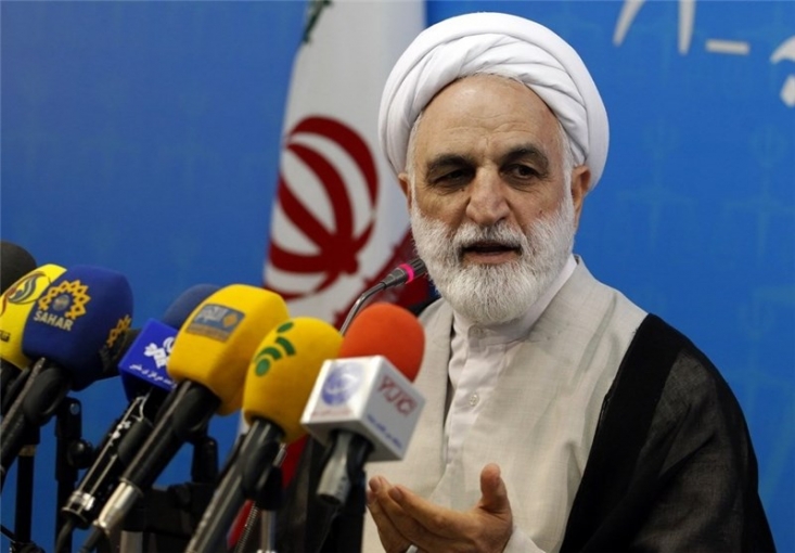 در پروندههای جرایم انتخاباتی تاکنون 6 استاندار بازداشت شدهاند/ 4 متهم پرونده نفتی ماههاست که در اختیار وزارت اطلاعات قرار دارند/ در پرونده حقوقهای نجومی تا به امروز کسی به عنوان مجرم از سوی دولت مطرح نشده است محسنی اژه ای در خصوص زمان برگزاری دادگاه تجدید نظر متهم ردیف دوم و سوم پرونده نفتی و اینکه آیا متهم جدید این پرونده هم در اختیار وزارت اطلاعات قرار دارد یا خیر گفت: 4 متهم این پرونده ماههاست که در اختیار وزارت اطلاعات قرار دارند و دو نفر از این متهمان کلا در اختیار وزارت مربوطه و دو نفر دیگر امکان دسترسی به آنها وجود دارد. از زمان برگزاری دادگاه تجدید نظر در تیرماه اطلاعی ندارم.