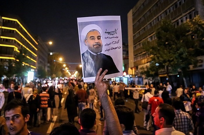 خیلی از  کسانی که الان برای 4 تا شعار علیه روحانی در روز قدس داغ کردند، 4 سال قبل «بدون هیچ دلیلی» اینطور در خیابانهای تهران «کلاس اخلاق» برگزار کرده بودند! خرداد 92، میدان ولیعصر