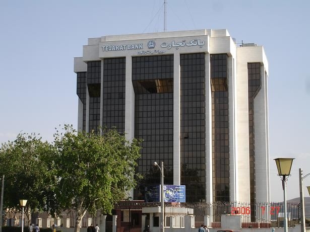 طبق بخش دیگری از این گزارش، مدیرعامل بانک مذکور مجموعا طی سالهای اخیر 577 میلیون تومان وام دریافت کرده که از جمله آن، وام 52 میلیون تومانی در سال 1387 با سود تنها 1 درصد و مدت پرداخت 112 ماهه است که آن هم از نوع ضروری بوده است.